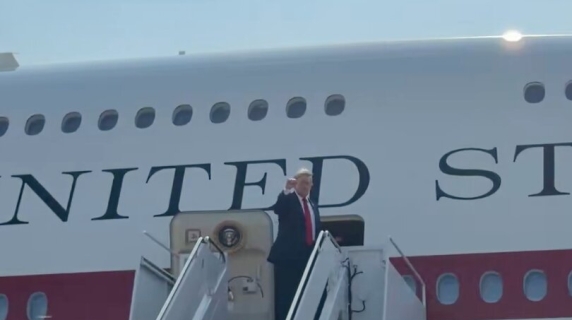Trump sale sul nuovo Air Force One: il Boeing da 400 milioni donato dal Qatar
