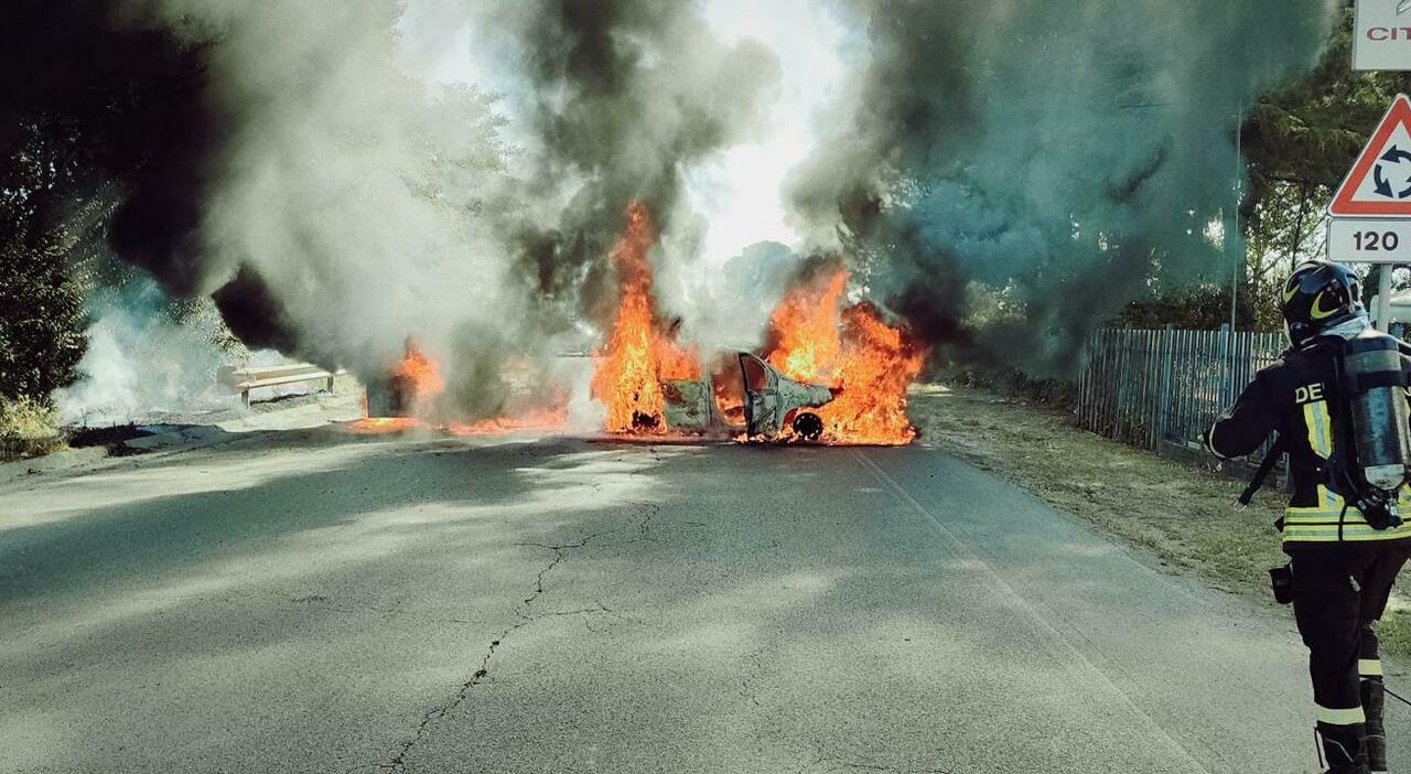 Assalto armato al portavalori: auto in fiamme e banditi via con il bottino