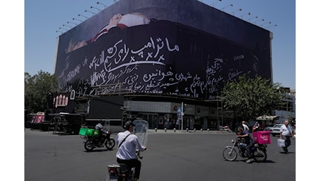 Teheran, nuovo murale con Trump in una bara e la scrittaLo uccideremo"
