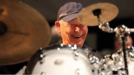 Addio a Gianni Cazzola: il batterista jazz muore a 88 anni durante un concerto a Busto Arsizio