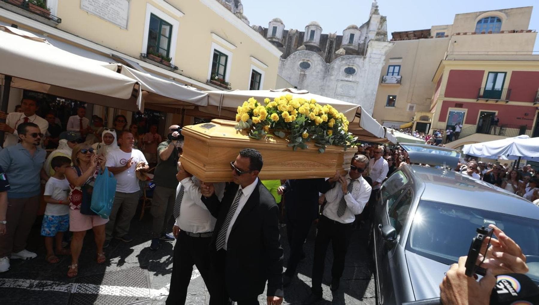 I funerali di Peppino di Capri sulla “sua” isola, l’applauso e le sue canzoni in piazzetta