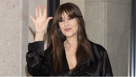 Monica Bellucci racconta l’invecchiamento: «È un dono da vivere con dignità»