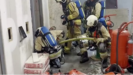 Intrappolati in ascensore durante l'incendio in un palazzo a Bruxelles: Sono morti tra fiamme e fumo