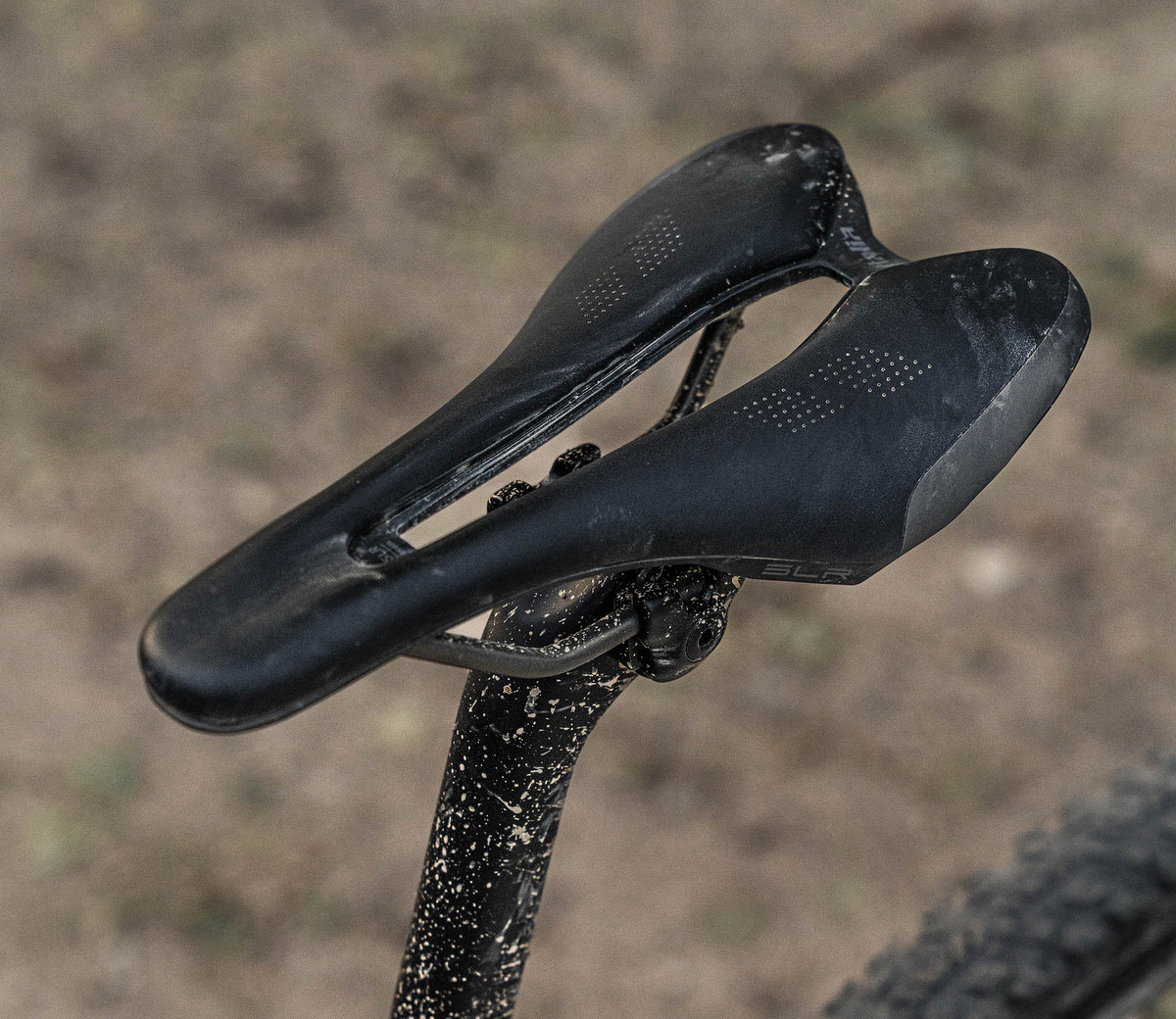 Selle Italia SLR Gravel: la nuova sella per lo sterrato punta su comfort, controllo e protezione dal fango