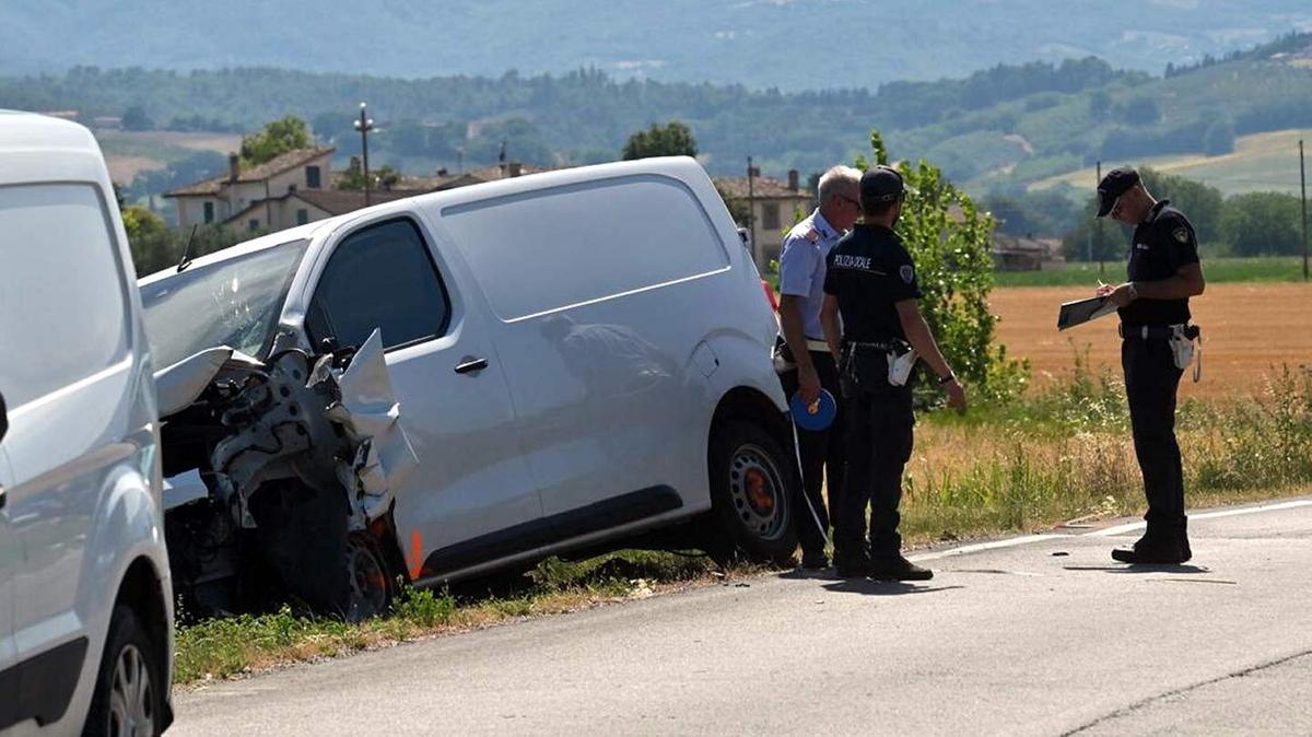 Motociclista muore nell’incidente, tremendo scontro con un furgone