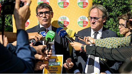 Fratoianni e Bonelli presentano la “restituzione fiscale”: patrimoniale sopra i 5,4 milioni e stop agli scaglioni Irpef