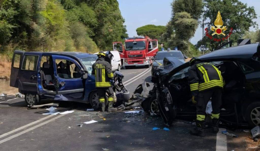 Schianto sull’Appia, un morto e due feriti gravi: strada chiusa in entrambe le direzioni