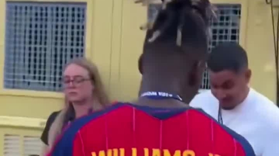 Nico Williams regala la medaglia d'oro a sua madre che, invinta, attraversò a piedi il Sahara