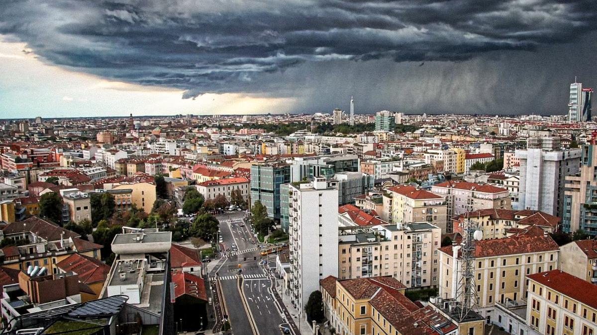 Temporali (con grandine e vento) in arrivo a Milano e in Lombardia dopo l’ondata di caldo tropicale: i rischi anche per la salute
