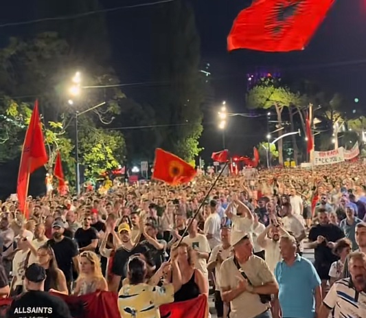 Albania. Un mese di “rivoluzione dei fenicotteri” contro il resort di Jared Kushner