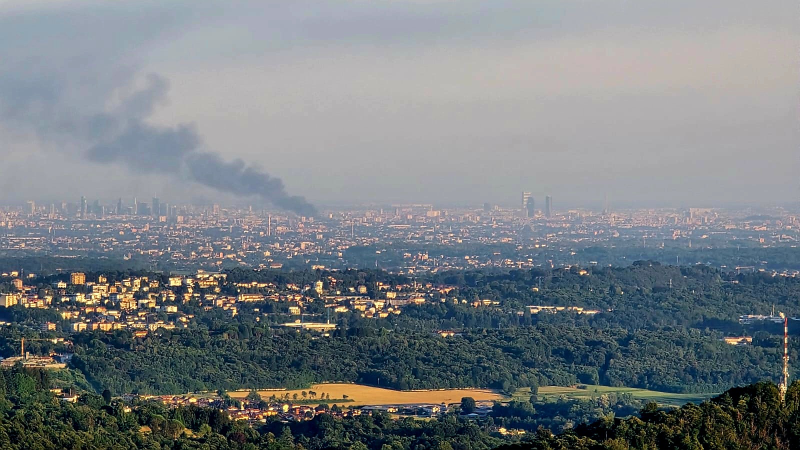 Un'enorme colonna di fumo nero nel cielo di Lombardia: le foto da Brunate, il Balcone sulle Alpi a oltre 50 km