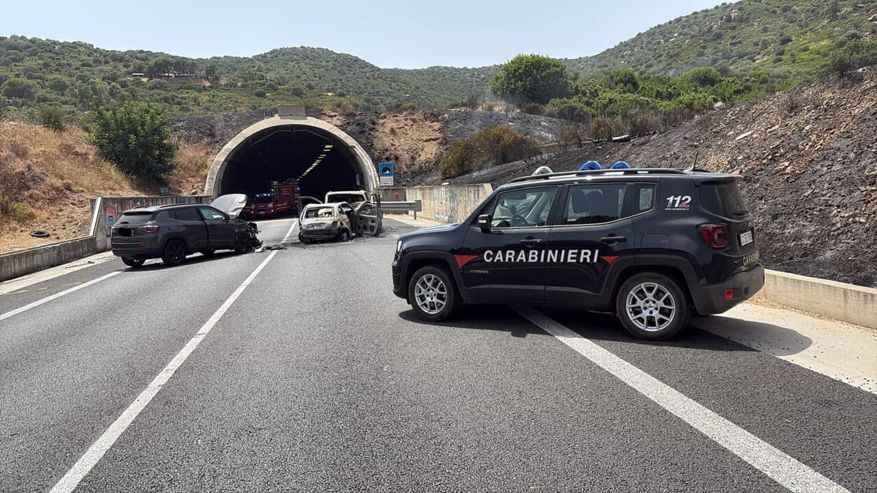 Schianto sulla SS 125, muore un turista romano: tredici feriti e un vasto incendio dopo l'impatto