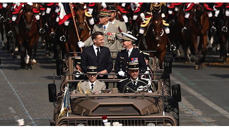 FESTA NAZIONALE IN FRANCIA: A PARIGI SFILANO I VOLENTEROSI