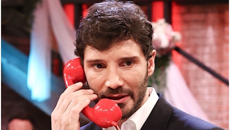 Affari tuoi, la maledizione dei sei rossi: a Gradella tremano i 300mila euro, Sara e il fidanzato Giovanni sfidano il Dottore