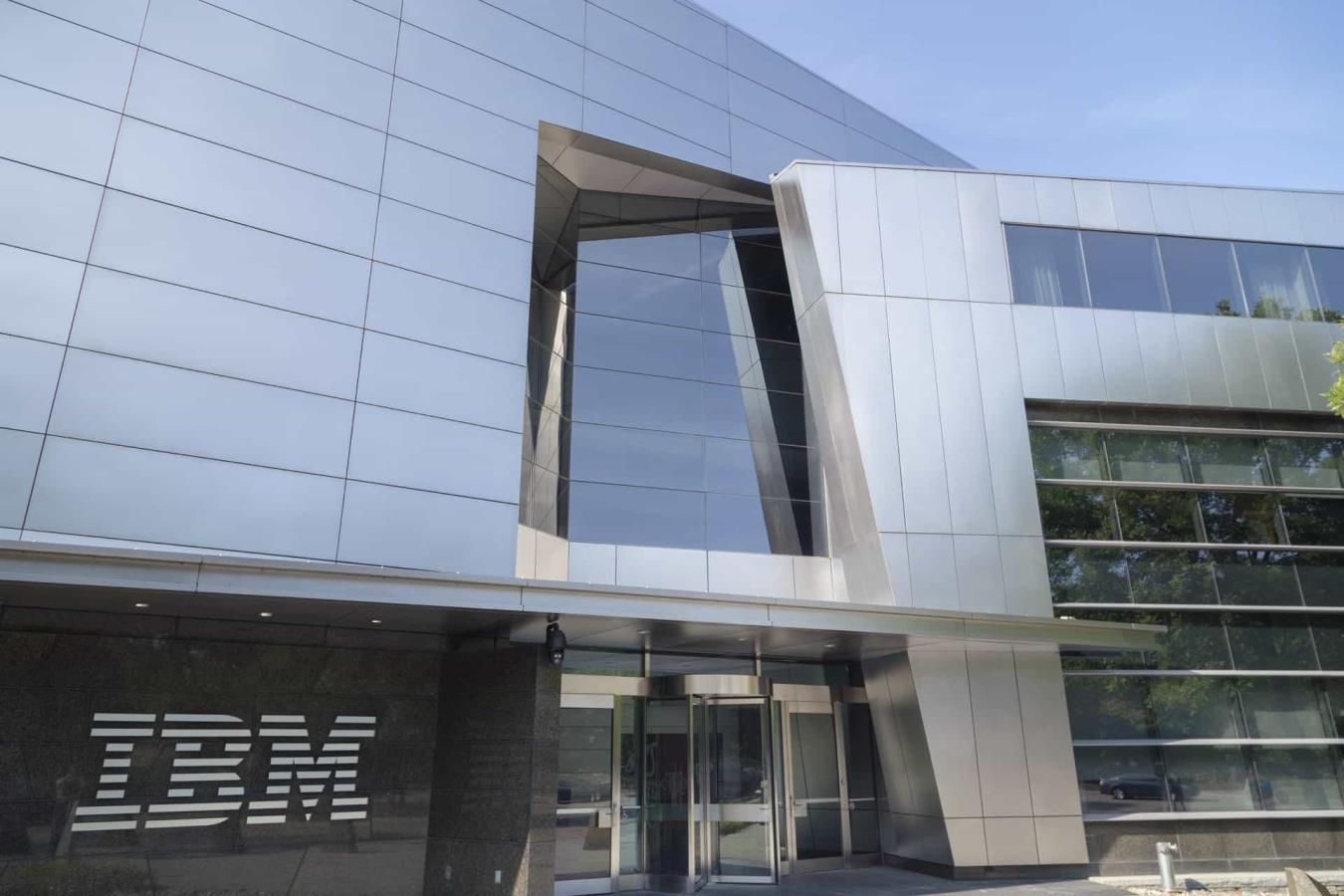 Ibm crolla a Wall Street dopo conti, cosa fare con ora con le azioni?