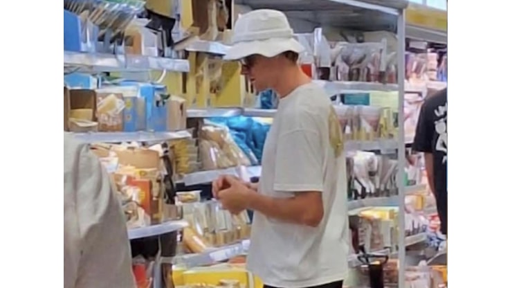 Jannik Sinner è in Sardegna: la spesa a Palau dopo il trionfo di Wimbledon - Corriere della Sera