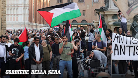 Torino, tensioni al corteo pro Gaza: spinte e manganellate in piazza Castello