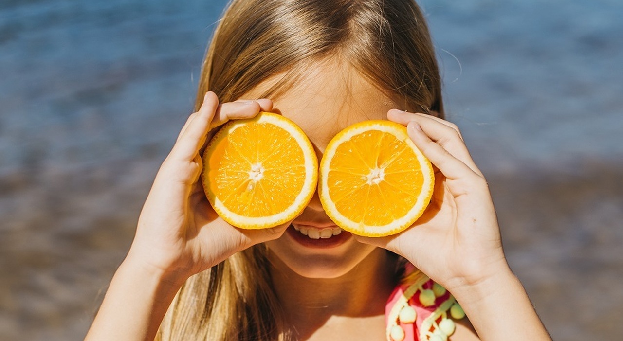 Caldo record e bambini, il pediatra: «In acqua senza limiti di tempo, bere ogni 20 minuti. Attenzione alle creme water resistant»