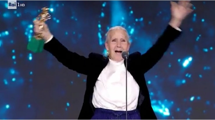 A 83 anni Aurora Quattrocchi vince il David come miglior attrice, l'esplosione di gioia sul palco - Corriere TV