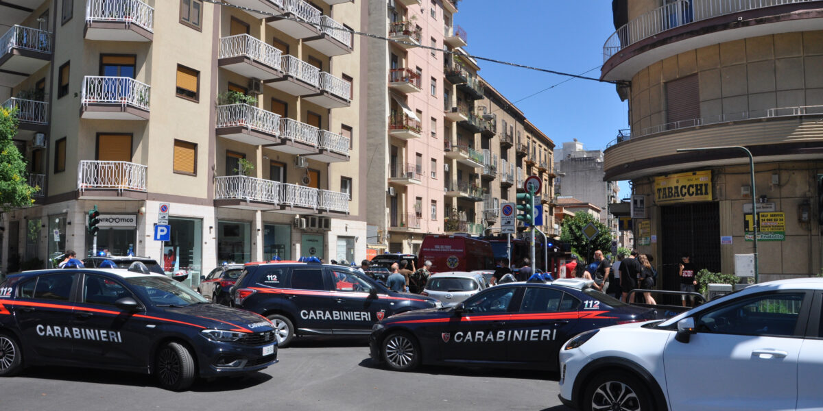 Omicidio in via Sampolo, il terrore in un palazzo tranquillo: gridava aiuto, poi il sangue