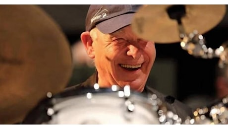 Malore sul palco, il leggendario batterista jazz Gianni Cazzola muore a 88 anni