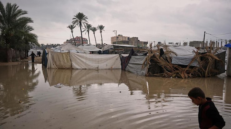Pioggia, freddo e crolli: a Gaza si muore anche per il maltempo - RSI