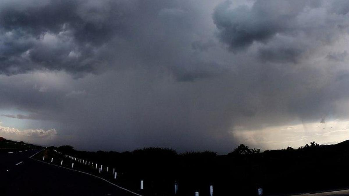 Cos’è il downburst, spiegato dagli esperti: una “raffica discendente” che colpisce con violenza