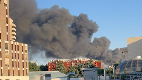 Incendio nel deposito Brt a Milano, fiamme e colonna di fumo nero sulla città