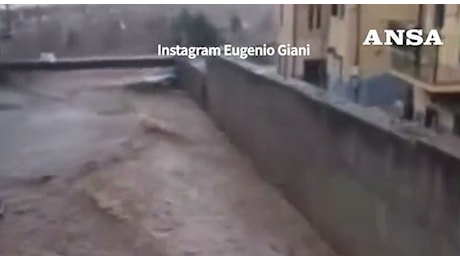 Nubifragio all'Elba, strade come fiumi a Cavo: auto trascinata dalla piena del Riale