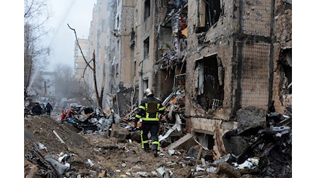 Notte di attacchi incrociati: esplosioni a Kiev e droni ucraini sulla base russa di Engels