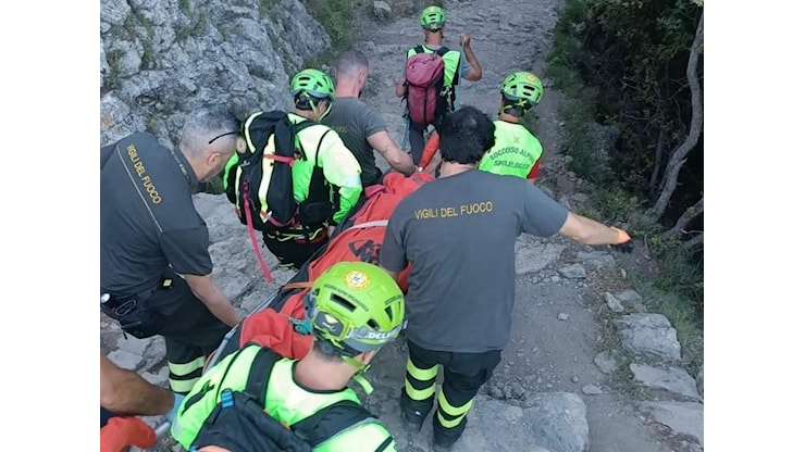Precipita nel vuoto sul Sentiero degli Dei, morta escursionista di 75 anni - Corriere Salerno