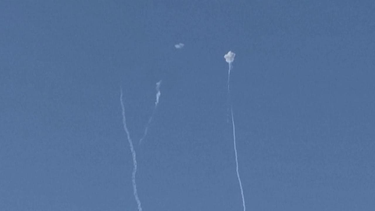 Qatar, attacco iraniano: esplosioni e scie di fumo sui cieli della capitale Doha