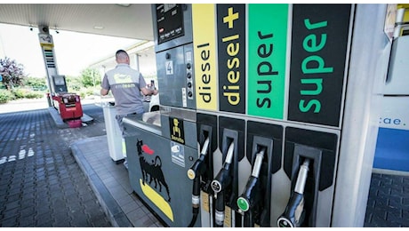 Gasolio contaminato, cinque auto danneggiate dopo il rifornimento