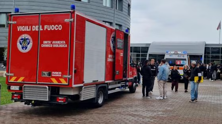 Milano, spray al peperoncino in classe al liceo Cardano, cento evacuati: è la seconda volta in due giorni, la quarta in un anno - Corriere Milano