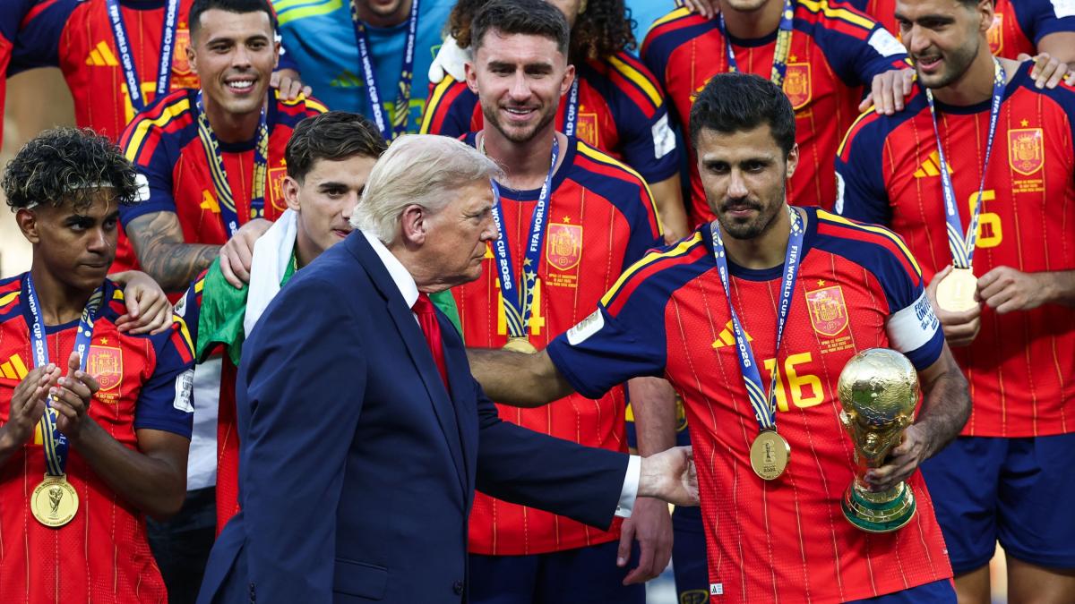 Imbarazzo durante la premiazione: Trump prova a restare nella foto... i giocatori non ci stanno
