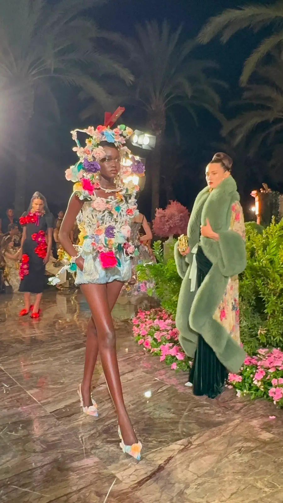 Dolce&Gabbana torna a Taormina con l’Alta moda. Tra dee floreali e il ritmo di JLo