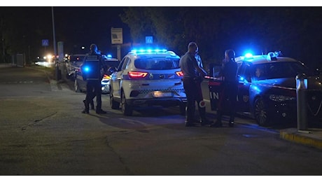 Reggio Emilia, aggredisce una donna al distributore e investe due persone