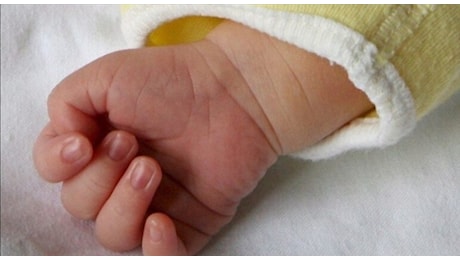 Mugnano di Napoli, partorisce in casa: neonata muore, madre ricoverata in gravi condizioni