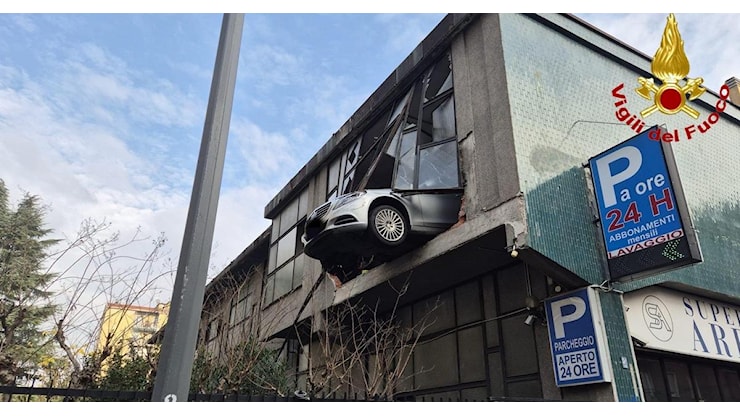 Milano: anziano sfonda finestra di un garage con l'auto che resta sospesa nel vuoto - RaiNews