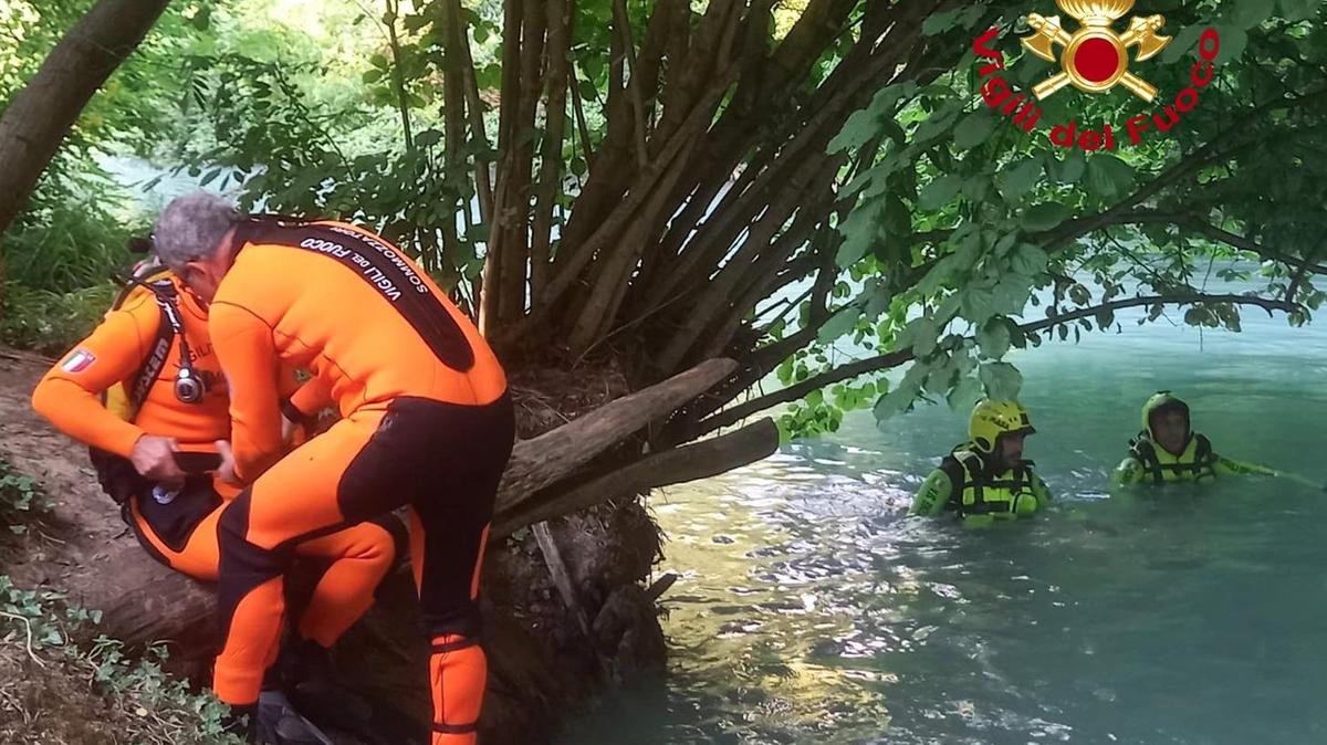 Trentenne muore nell’Elsa. Inghiottito dall’acqua davanti ai parenti . Trovato dai sommozzatori