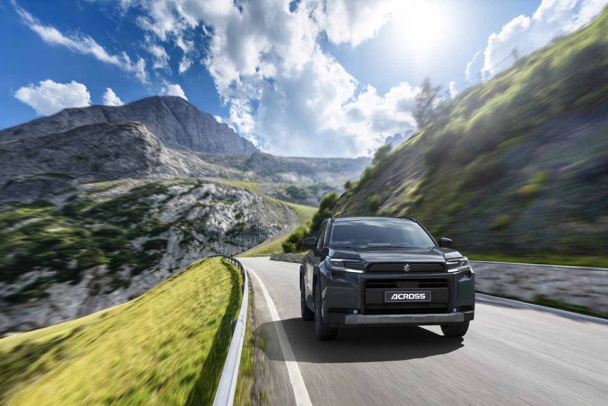Nuova Suzuki Across Plug-in Hybrid, 309 CV, più autonomia e prezzo da 55.900 euro