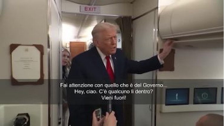 Trump bussa alla porta del bagno sull'Air Force One: C’è qualcuno lì dentro? Vieni fuori - Il Sole 24 ORE