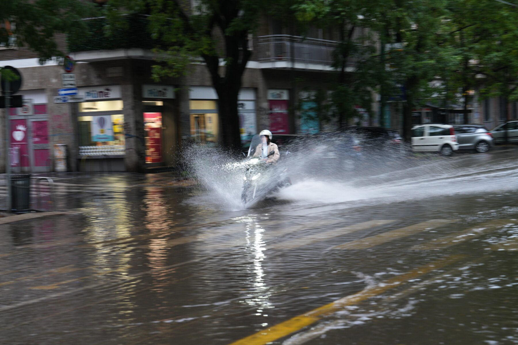 Maltempo a Milano, una nuova allerta gialla per temporali: il fenomeno è sempre più intenso e frequente