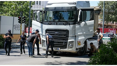Tragedia a Milano: ciclista di 67 anni investita e uccisa da un camion, autista indagato per omicidio stradale