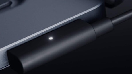 Microsoft reinventa il MagSafe: il Surface Laptop Ultra ha la porta USB-C magnetica
