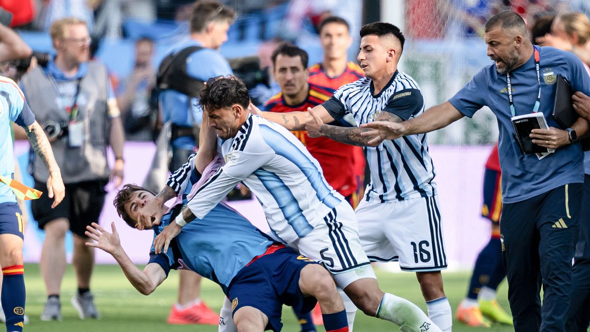 Spagna-Argentina, il pugno di Molina accende la rissa: Paredes nel caos, rosso dopo il fischio finale