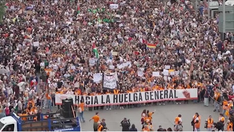 Spagna, la piazza non si ferma dopo la bocciatura dei decreti casa: cortei in 50 città e scontri a Valencia