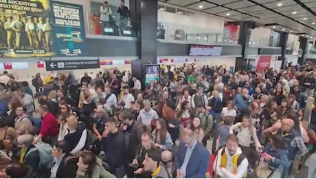 Genova, i lavoratori ex Ilva occupano l'aeroporto: passeggeri bloccati e delegazione in prefettura