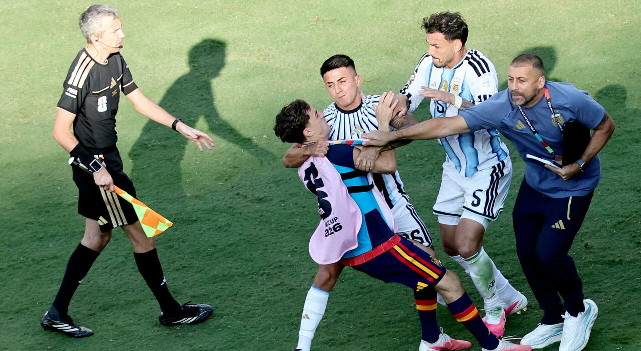 Leandro Paredes, la (solita) follia dopo il fischio finale: pugni e spintoni a Eric Garcia e Gavi