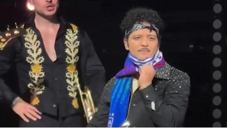 Mini vespa gialla e sciarpa degli Azzurri: il rientro a effetto di Bruno Mars a San Siro